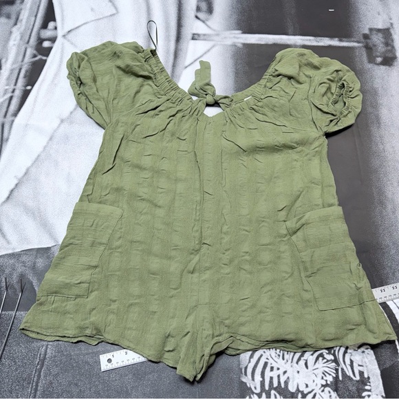 Lush Women’s Size Medium Short Romper Jumpsuit A42 - Picture 2 of 6